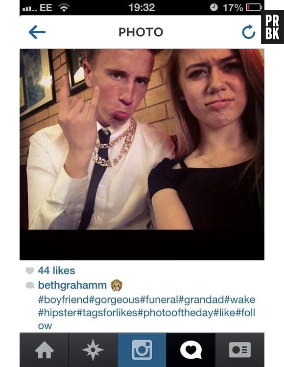 "Selfies at funerals" : le tumblr des auto-portraits aux enterrements