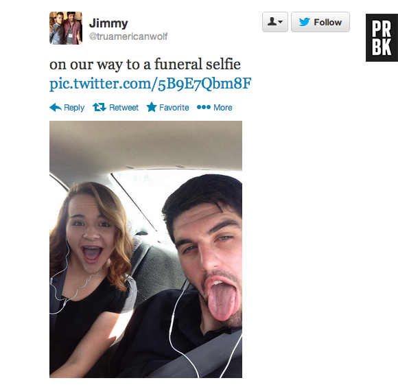 "Selfies at funerals" : le tumblr des auto-portraits aux enterrements