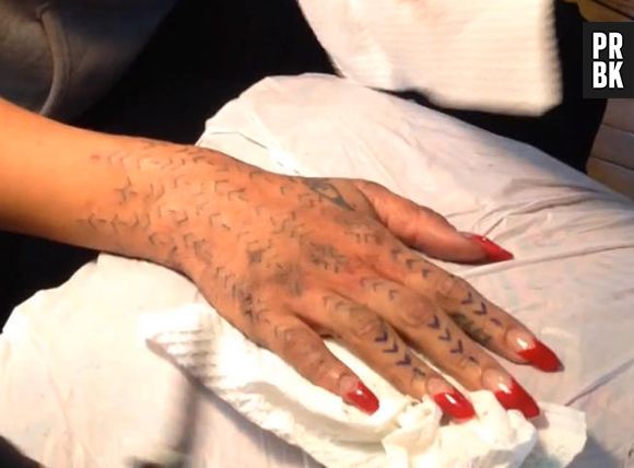 Rihanna lors de la réalisation de son tatouage Maori