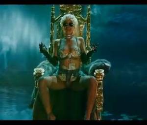 Lily Allen : clin d'oeil à Rihanna et le clip de Pour It Up dans son clip de Hard Out Here