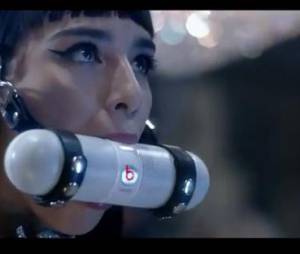Lily Allen : clin d'oeil à Britney Spears et le clip de Work Bitch dans son clip de Hard Out Here