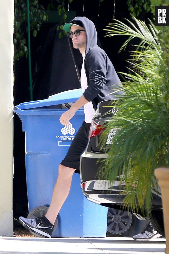 Robert Pattinson a choisi de se laisser pousser un bouc