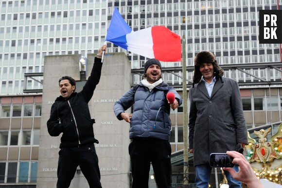 Maxime Musqua avec Jamel Debbouze et Toumi Djaidja à Montparnasse pour l'arrivée de la Marche du Petit Journal, le 20 novembre 2013