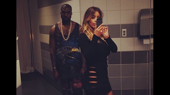 Kim Kardashian : sans culotte pour un selfie avec Kanye West en direct des toilettes