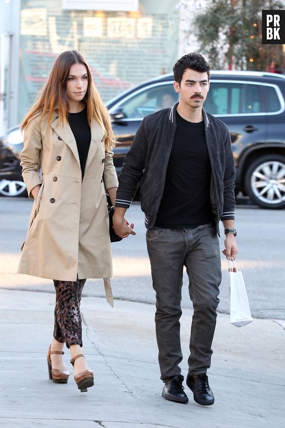 Joe Jonas  présente sa moustache le 30 novembre 2013 à Los Angeles