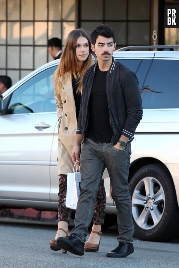 Joe Jonas  présente sa moustache le 30 novembre 2013 à Los Angeles
