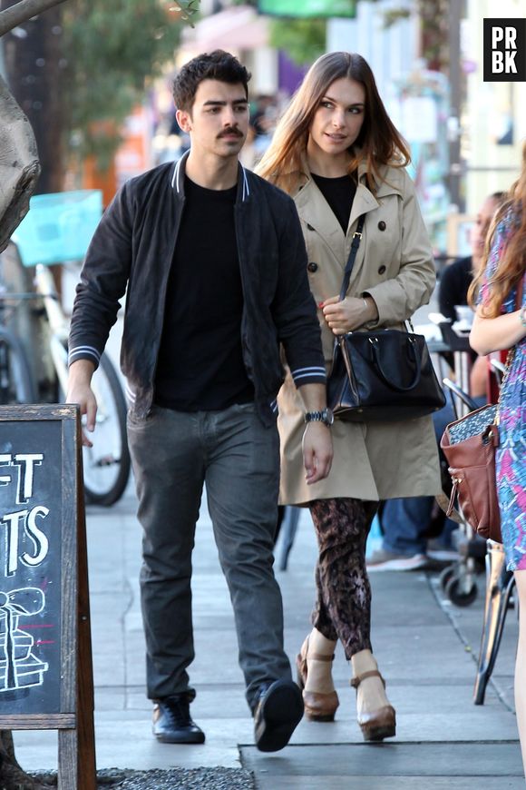 Joe Jonas  présente sa moustache le 30 novembre 2013 à Los Angeles
