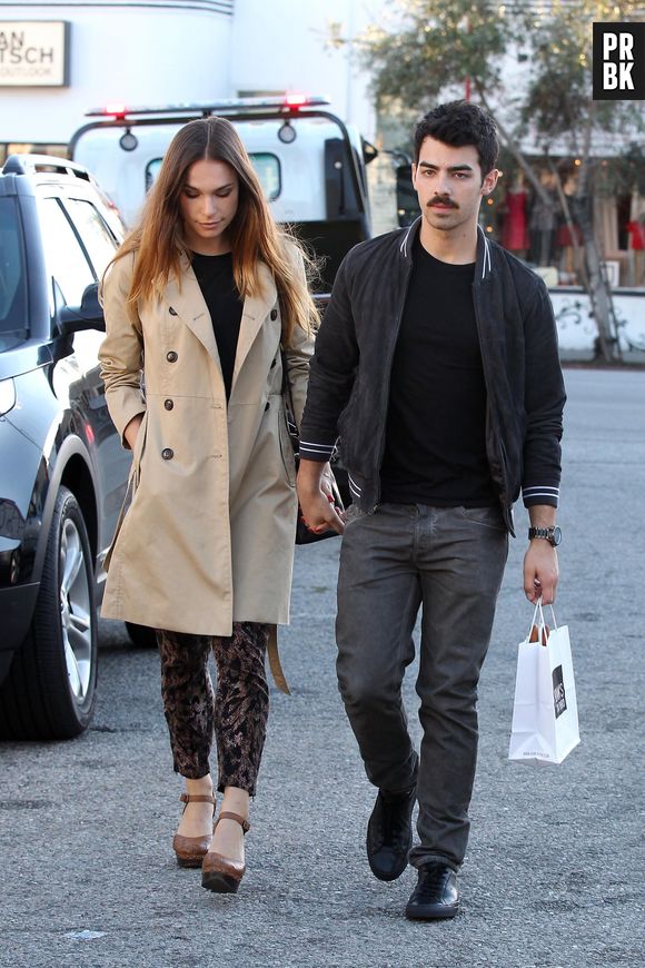 Joe Jonas  présente sa moustache le 30 novembre 2013 à Los Angeles