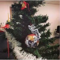 Miley Cyrus sur une boule Noël, serre-tête sapin pour chien... : les objets WTF pour les fêtes