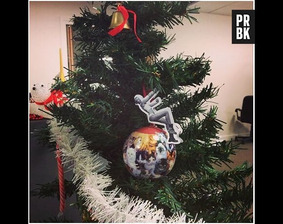 Miley Cyrus chevauche une boule de Noël du sapin de PureBreak