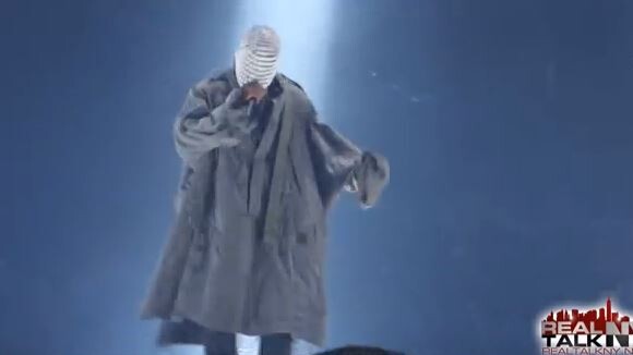 Kanye West : une fan l'interpelle en plein concert, il la fait virer