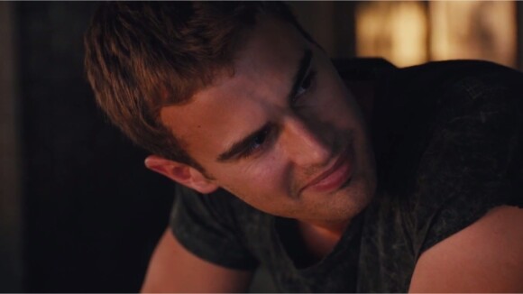 Divergent : Theo James tombe le t-shirt dans un extrait