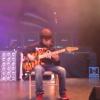 Un garçon de 11 ans enflamme la scène de Steel Panther avec son solo de guitare