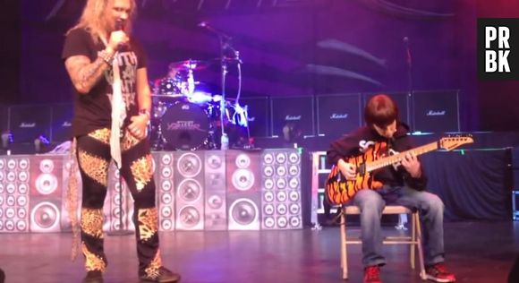 Un garçon de 11 ans enflamme la scène de Steel Panther avec son solo de guitare