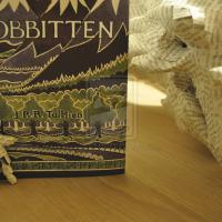 The Hobbit 2 : un artiste fait renaître le dragon Smaug avec... les pages du livre