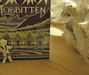 Un artiste ramène à la vie Smaug et Bilbo le Hobbit avec un incroyable montage en papier