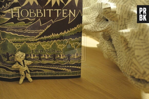 Un artiste ramène à la vie Smaug et Bilbo le Hobbit avec un incroyable montage en papier