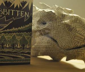 Un artiste ramène à la vie Smaug et Bilbo le Hobbit avec un incroyable montage en papier