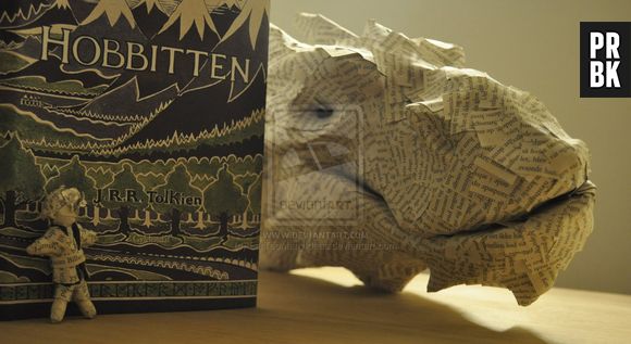 Un artiste ramène à la vie Smaug et Bilbo le Hobbit avec un incroyable montage en papier