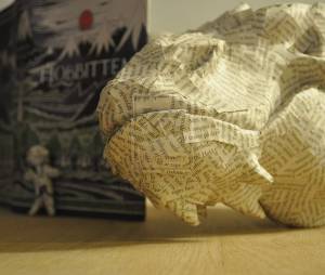 Un artiste ramène à la vie Smaug et Bilbo le Hobbit avec un incroyable montage en papier