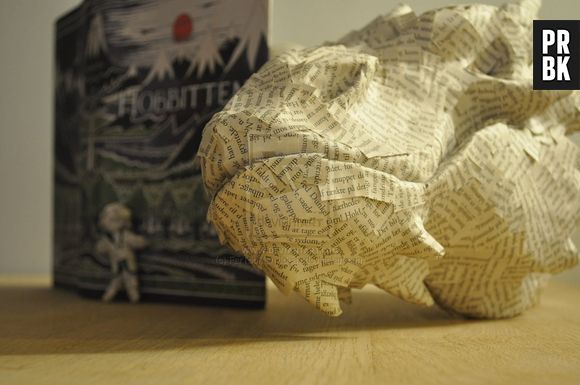 Un artiste ramène à la vie Smaug et Bilbo le Hobbit avec un incroyable montage en papier
