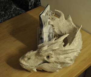 Un artiste ramène à la vie Smaug et Bilbo le Hobbit avec un incroyable montage en papier