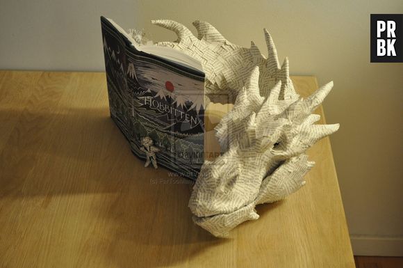 Un artiste ramène à la vie Smaug et Bilbo le Hobbit avec un incroyable montage en papier