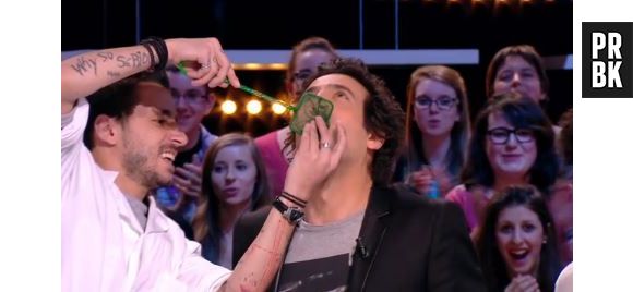 Max Boublil : il mange un poisson rouge vivant dans le Grand Journal d'Antoine De Caunes, sur Canal + le 15 janvier 2014