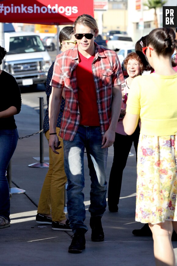 Glee saison 5 : Chord Overstreet arrive sur le tournage d'un épisode le 16 janvier 2014 à Los Angeles