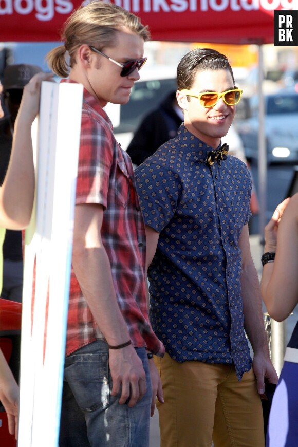 Glee saison 5 : Darren Criss et Chord Overstreet sur le tournage d'un épisode le 16 janvier 2014 à Los Angeles
