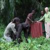 Un chimpanzé remercie ses sauveteurs avec un énorme câlin