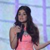 Lucy Hale sur la scène des Teen Choice Awards 2013