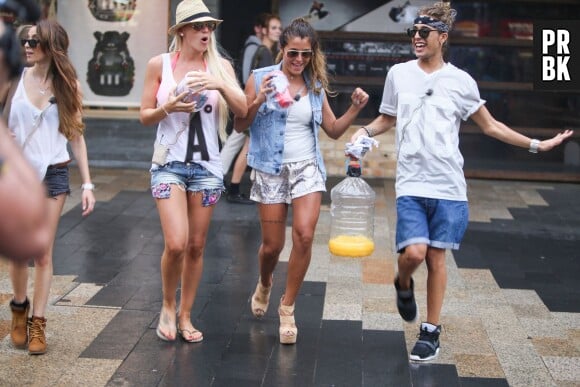 Les Anges de la télé-réalité 6 : Amélie Neten, Anaïs Camizuli et Eddy dansent dans les rues de Sydney, le 20 janvier 2014