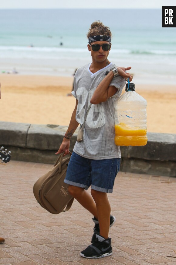 Les Anges de la télé-réalité 6 : Eddy et son jus d'orange prennent la pose à Sydney, le 20 janvier 2014