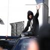 Justin Bieber salue ses fans après son arrestation, le 23 janvier 2014 à Miami