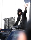 Justin Bieber salue ses fans après son arrestation, le 23 janvier 2014 à Miami
