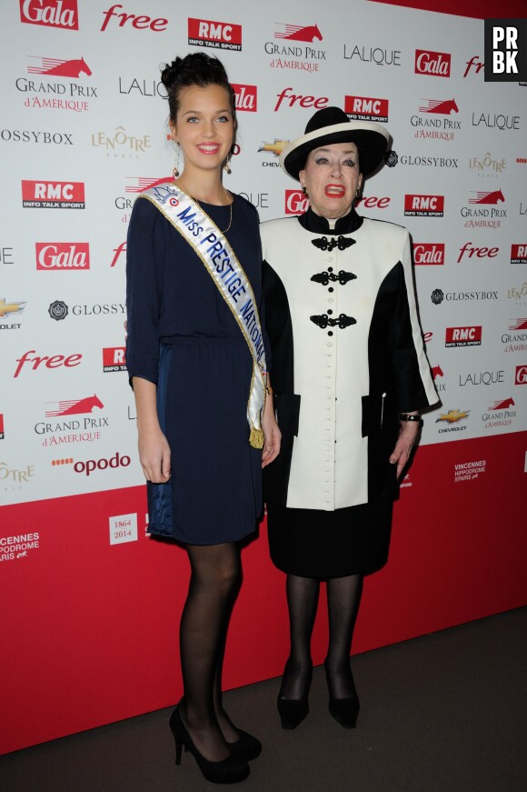 Marie-Laure Cornu (Miss Prestige National 2014) et Geneviève de Fontenay sur le tapis rouge du Grand Prix d'Amérique à l'hippodrome de Vincennes, le 26 janvier 2014