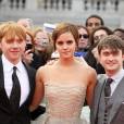 Emma Watson entourée de Rupert Grint et Daniel Radcliffe à l'avant-première d'Harry Potter et Les Reliques de la Mort 2, le 7 juillet 2011 à Londres