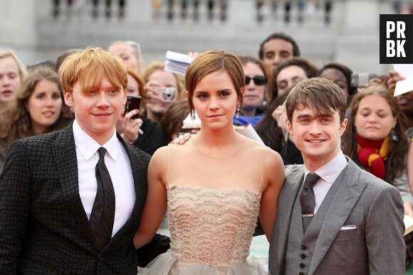 Emma Watson entourée de Rupert Grint et Daniel Radcliffe à l'avant-première d'Harry Potter et Les Reliques de la Mort 2, le 7 juillet 2011 à Londres