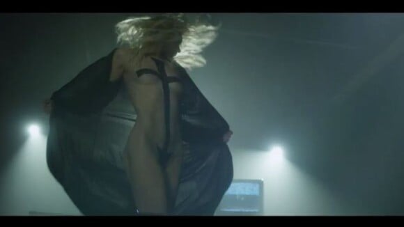 Taylor Momsen plus trash que Miley Cyrus : nue dans le clip d'Heaven Knows