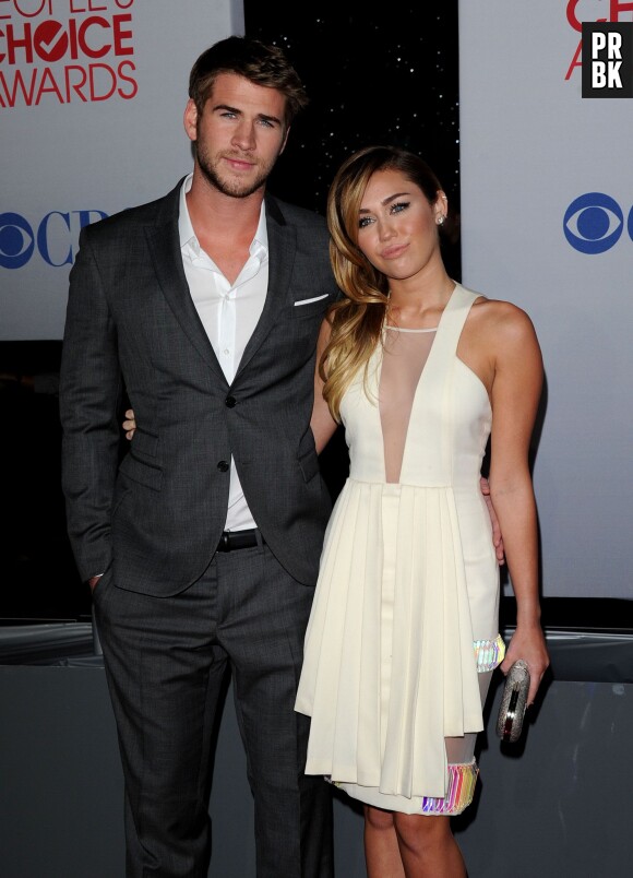 Miley Cyrus et Liam Hemsworth prennent la pose aux People's Choice Awards 2012