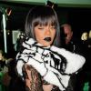 Rihanna prend la pose devant les photographes à la Fashion Week de Paris, le 1er mars 2014
