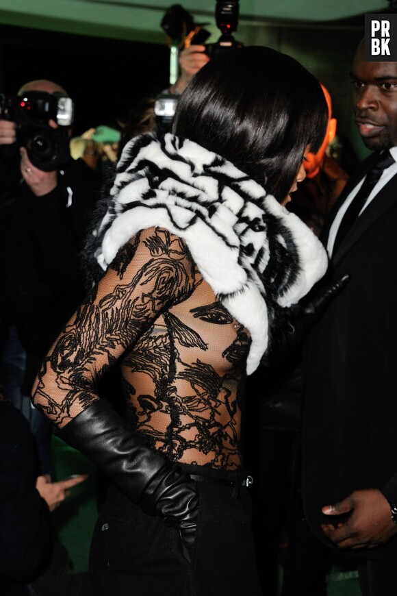 Rihanna : sa poitrine cachée par de la fourrure, le 1er mars 2014 à la Fashion Week de Paris