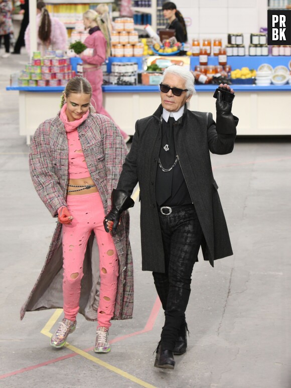 Cara Delevinge au bras de Karl Lagerfeld pour le défilé Chanel dans le "Shopping Center" du Grand Palais, le 4 mars 2014 à Paris
