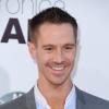 Veronica Mars, le film : Jason Dohring souriant sur le tapis rouge de l'avant-première, le 12 mars 2014 à L.A