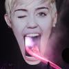 Miley Cyrus : sa (fausse) langue géante qui a blessé un technicien
