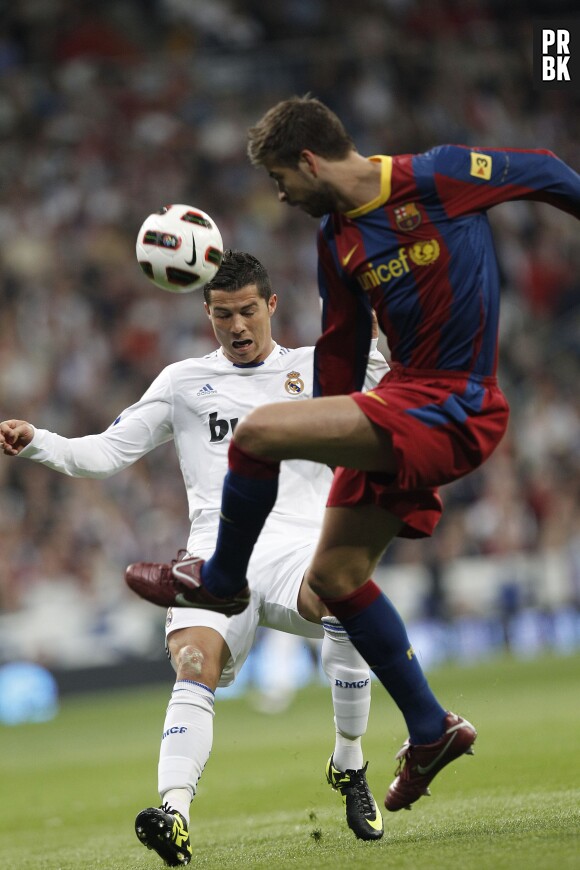 Cristiano Ronaldo face à Gerard Piqué pendant le Clasico, le 16 avril 2011 à Madrid