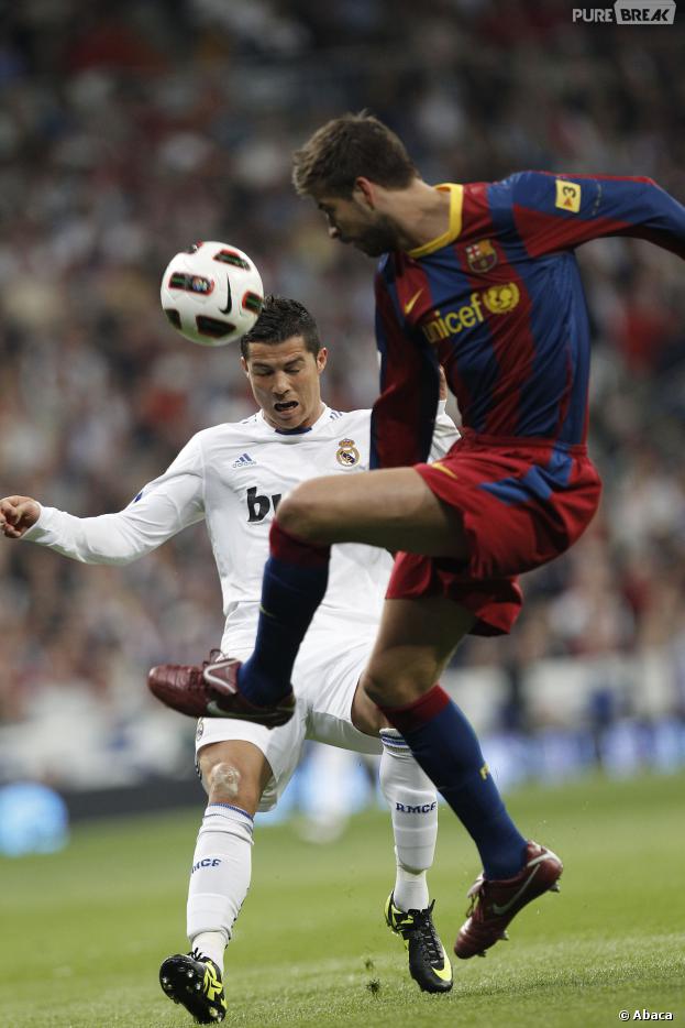 Cristiano Ronaldo face à Gerard Piqué pendant le Clasico, le 16 avril 2011 à Madrid