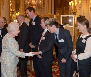 Niall Horan (One Direction) : rencontre avec la Reine d'Angleterre lors d'une réception de la communauté irlandaise au Palais de Buckingham à Londres, le 25 mars 2014