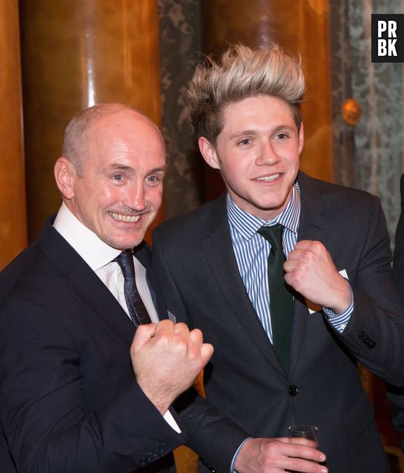 Niall Horan (One Direction) : rencontre avec la Reine d'Angleterre lors d'une réception de la communauté irlandaise au Palais de Buckingham à Londres, le 25 mars 2014